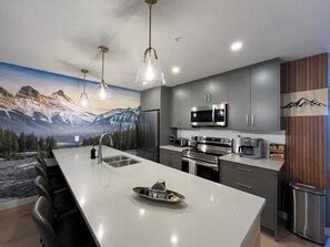 Cozy Family Suite + Parking + Pool @ Venice Mall .
